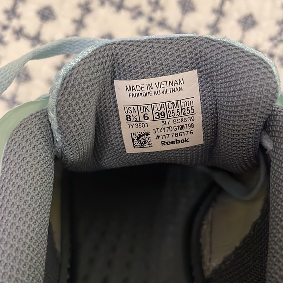 Excellent condition light blue Reebok tennis shoes. Size 8.5 - Picture 7 of 7